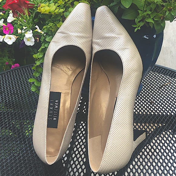 Stuart Weitzman Pumps In Bone With A Dot Texture and Gold Shimmer.Woman’s Size 8 - Picture 8 of 15